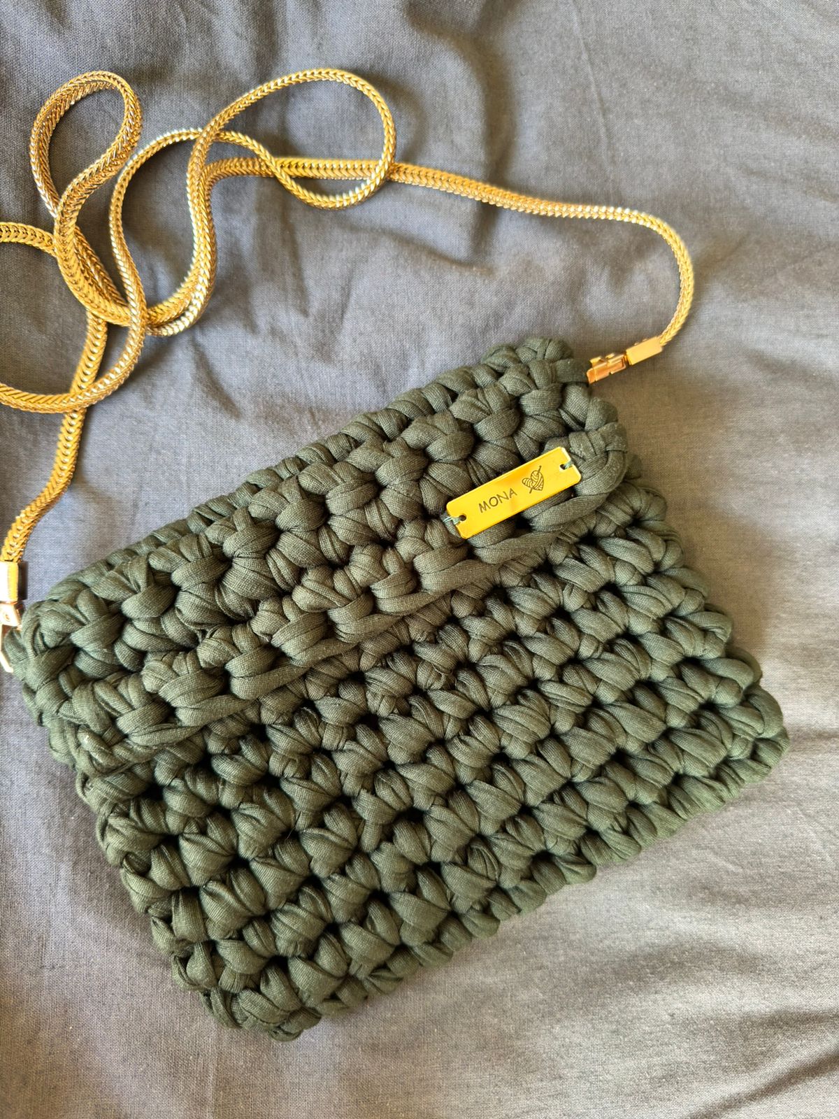 Clutch MONA verde oliva con cadena dorada